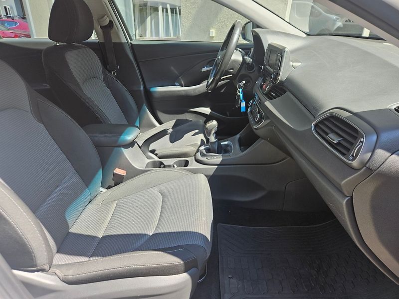Hyundai i30 1,6 CRDi DPH Trikolor Comfort - fotka 26 z 36