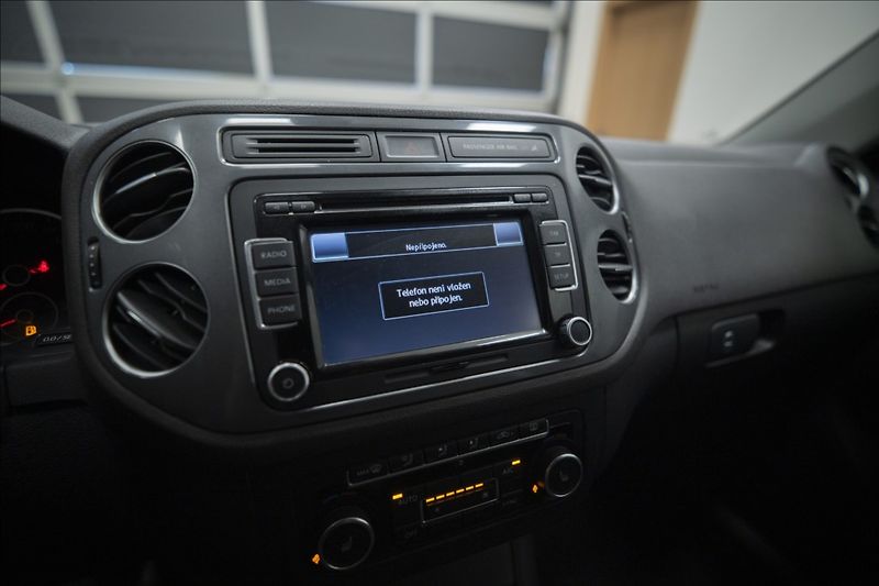 Volkswagen Tiguan 1,4 TSI KAMERA VÝHŘEV TAŽNÉ ČR - fotka 29 z 38