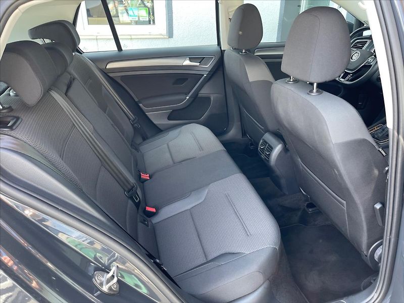 Volkswagen e-Golf 100kW,DPH,tep.čerpadlo - fotka 24 z 33