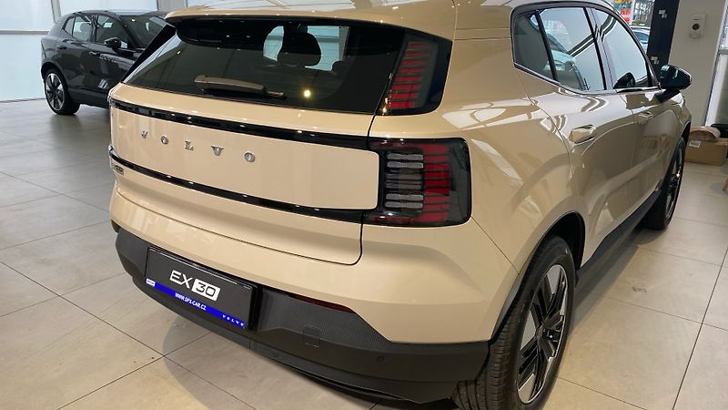 Volvo EX30 (2026) PLUS, P5 electric, 200 kW / 27 - fotka 4 z 15
