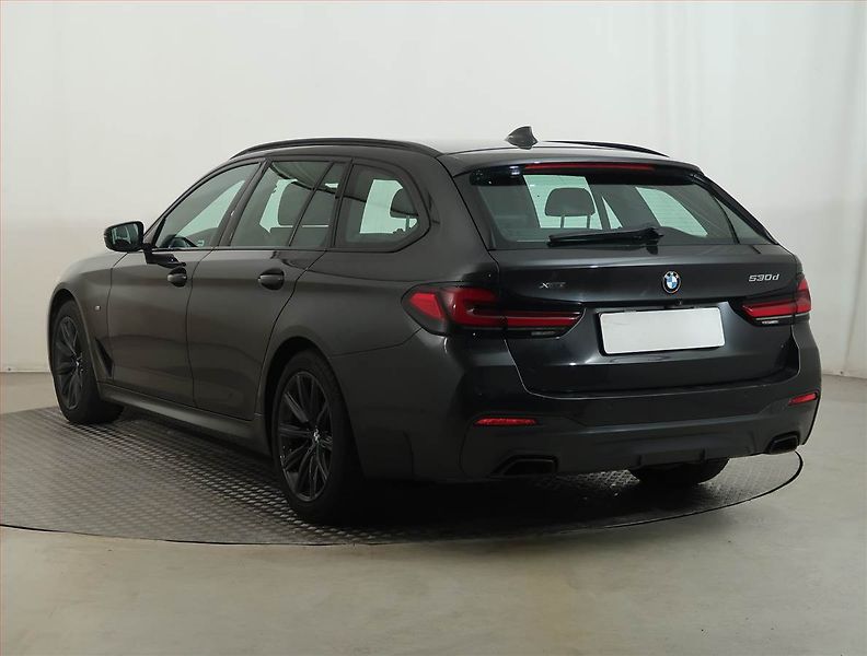 BMW Řada 5 (2020) M Sport 530d xDrive - fotka 4 z 14