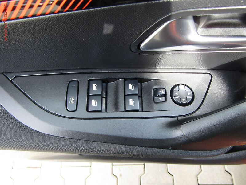 Peugeot 2008 (2021) 1.2 PT, ČR, Active - fotka 11 z 19