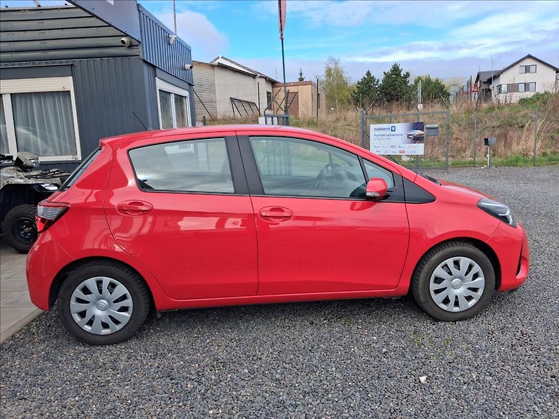 Toyota Yaris 1,5 Hybrid, ČR - fotka 8 z 13