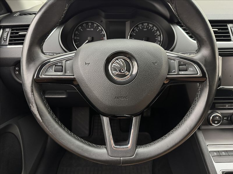 Škoda Octavia 1,6 TDi 6ST. MAN. NAVI SENZORY - fotka 9 z 33