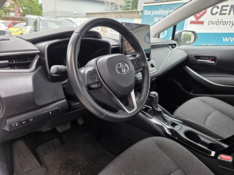 Toyota Corolla 1.8-HYBRID-AUT-1.MAJITEL-DPH - fotka 12 z 12