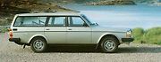 Toto je, pro srovnání Volvo 240 z roku 1974.