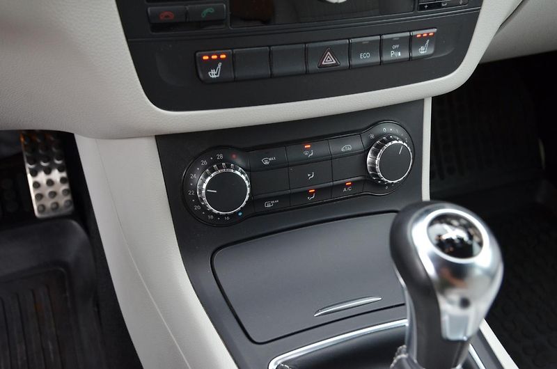 Mercedes-Benz Třídy B (2014) B 180 CDi / NAVI / Bi-XENON - fotka 31 z 33