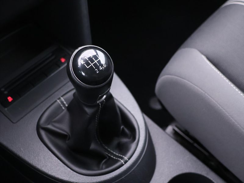 Volkswagen Touran 1,2 TSI Match 7-Míst Serv.knih - fotka 26 z 35