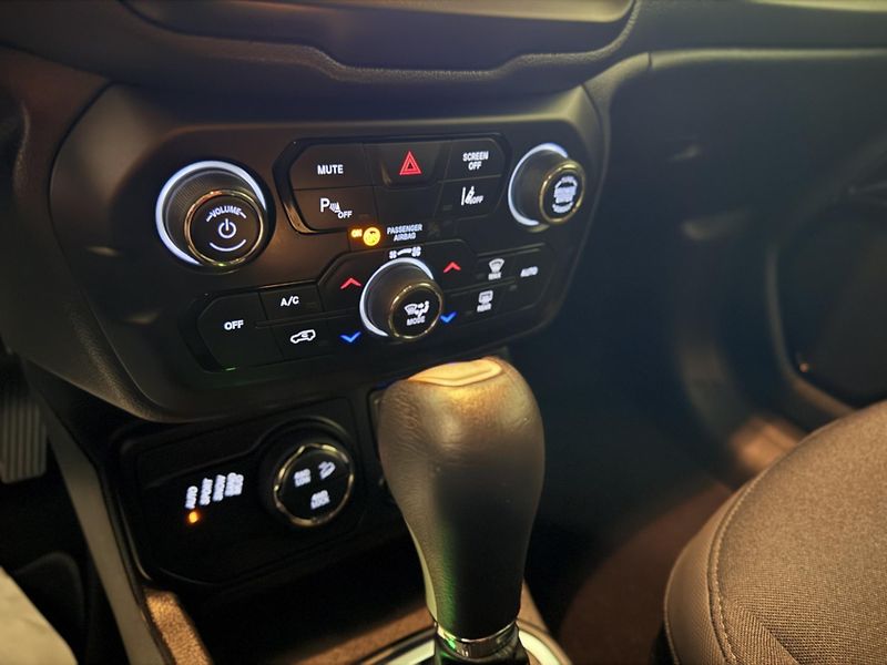 Jeep Renegade (2022) 1.3 T4 REZERVOVÁNO - fotka 31 z 43