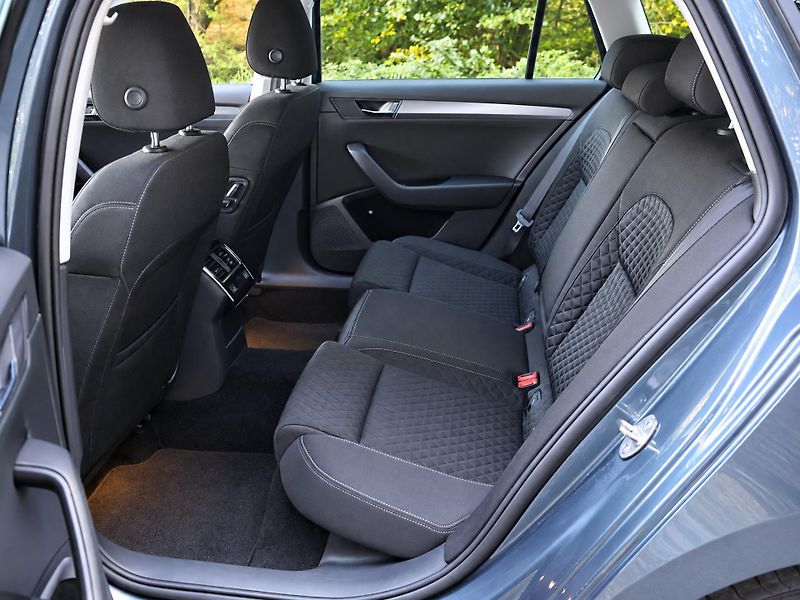 Škoda Superb 2,0 TDI DSG 110kW Style Navi - fotka 15 z 47