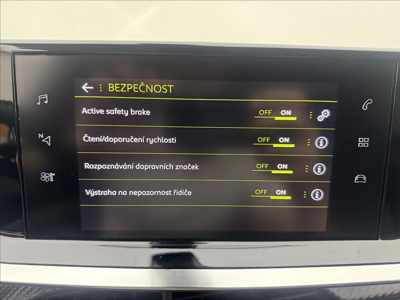 Peugeot 2008 1,2 DPH VÝHŘEV ALLURE+ 1MAJ ČR - fotka 19 z 42