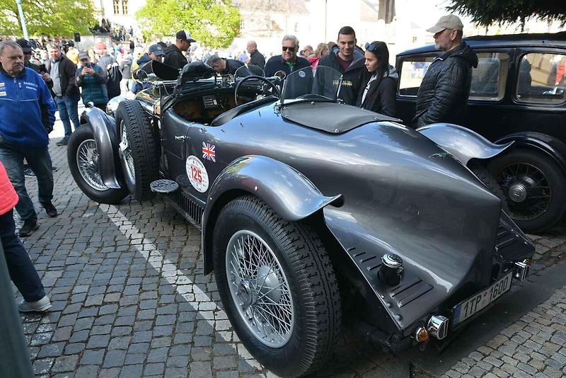 Automobiloví a motocykloví veteráni se vydali v neděli na tradiční jízdu Ze zámku na hrad. Start byl na Horním náměstí v Přerově, kde si lidé užili bohatý program.