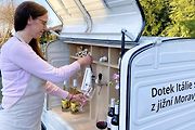 Lucie Holma a její pojízdný vinný bar, Horní Domaslavice, březen 2025