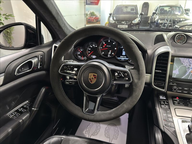 Porsche Cayenne 3,0   D VZDUCH PANO BOSE 360 - fotka 27 z 44