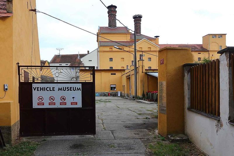 01 - Automobilový nadšenec a sběratel Jaromír Kostlivý otevřel ve Stodu u Plzně nové muzeum veteránů věnované vozům značek Volkswagen Brouk a Porsche. Návštěvníci uvidí naleštěné brouky i auta v procesu renovace, expozice čítá na 40 vozů.