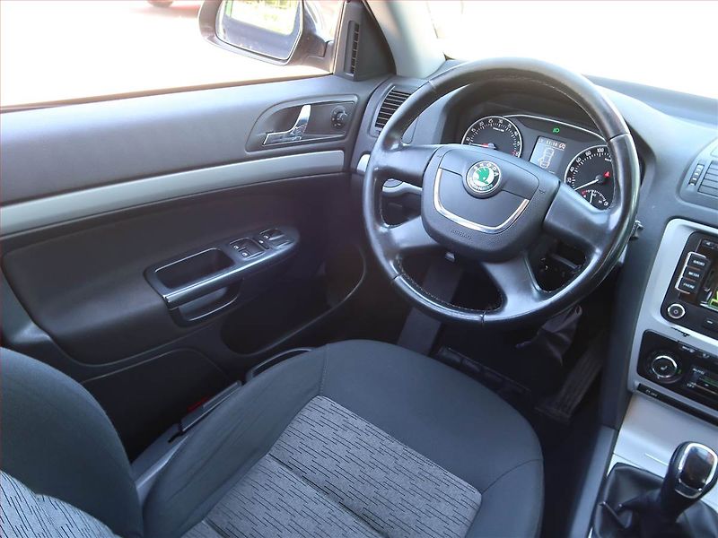 Škoda Octavia (2012) Ambiente 1.6 TDI, Navi - fotka 7 z 17