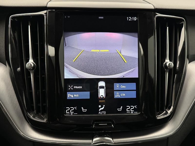Volvo XC60 B4 AWD MOMENTUM PRO AUT CZ - fotka 35 z 37