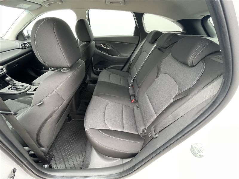 Hyundai i30 1,5 T-GDI AT7 Combi Smart PDC - fotka 15 z 22