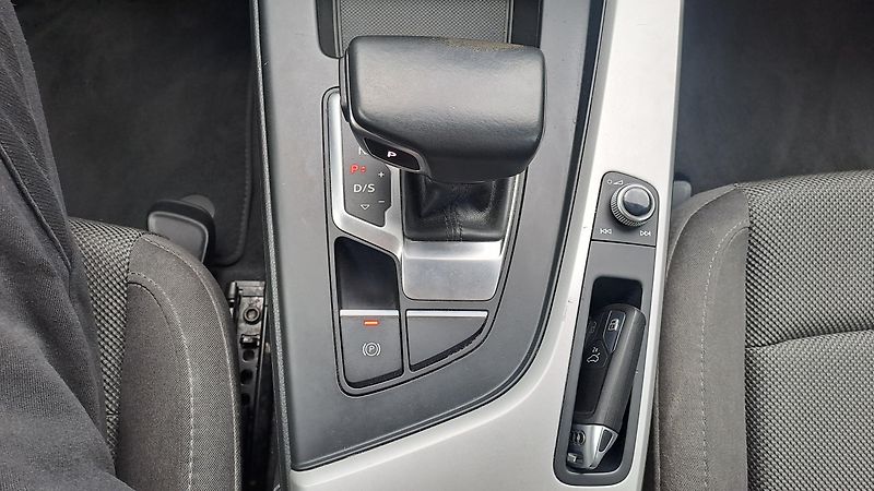 Audi A4 30 TDi S tronic Business line  - fotka 30 z 33