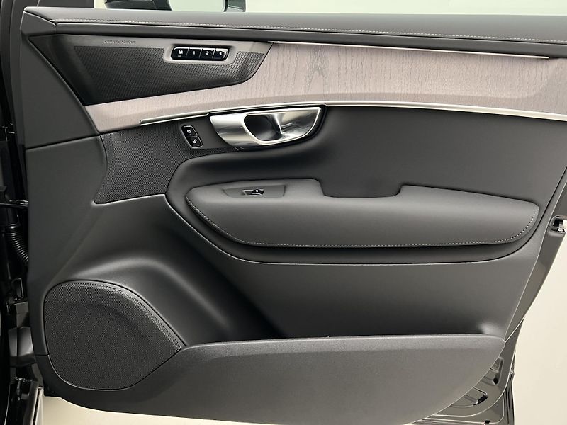 Volvo XC90 (2026) B5 AWD DARK PLUS - fotka 8 z 43