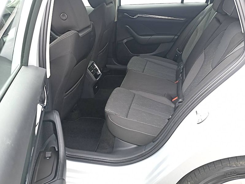 Škoda Octavia (2023) 2.0 TDI DSG Head Up. tažné MAT - fotka 27 z 35