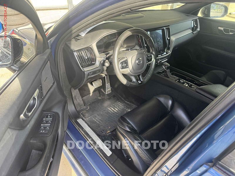 Volvo S60 (2020) 2.0 i 4x4, AT, LED, panor - fotka 3 z 3
