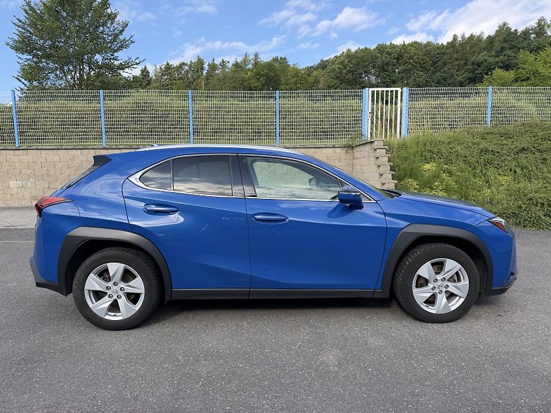 Lexus UX 250h 2,0i 112kW hybrid automat navi - fotka 2 z 22