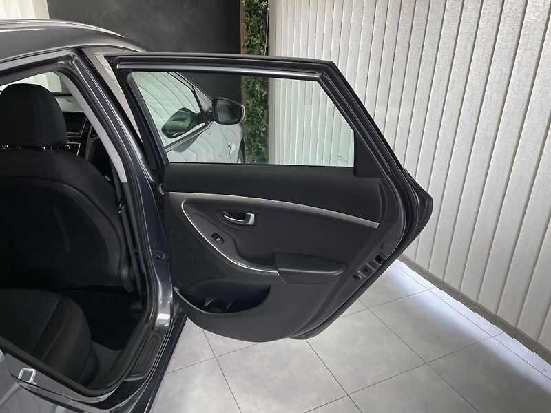 Hyundai i30 1.6 i 88kW ČR 1.MAJ.REZERVACE  - fotka 15 z 23