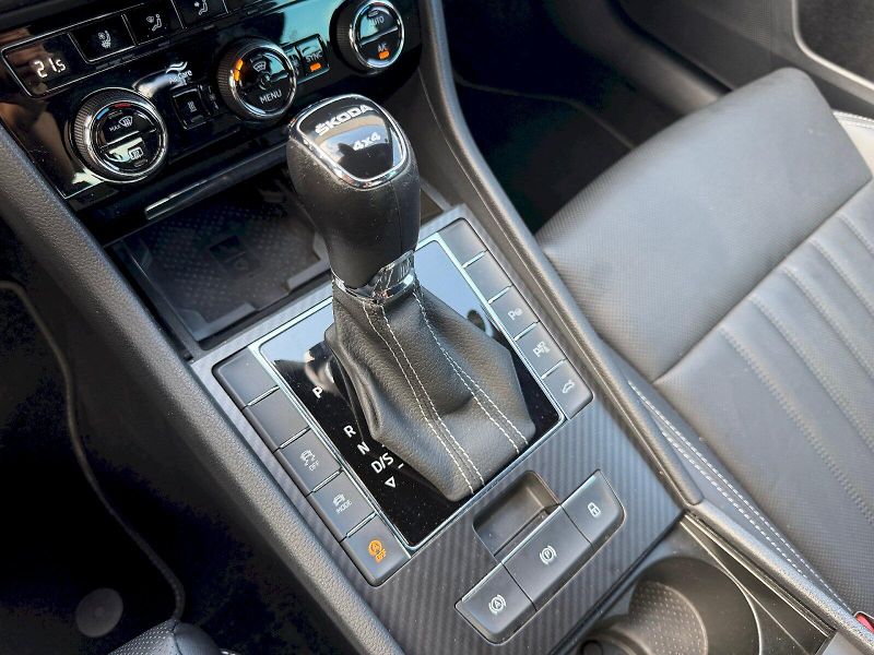 Škoda Superb (2023) 2.0 TDI 147kW DSG 4x4 SportLin - fotka 28 z 35