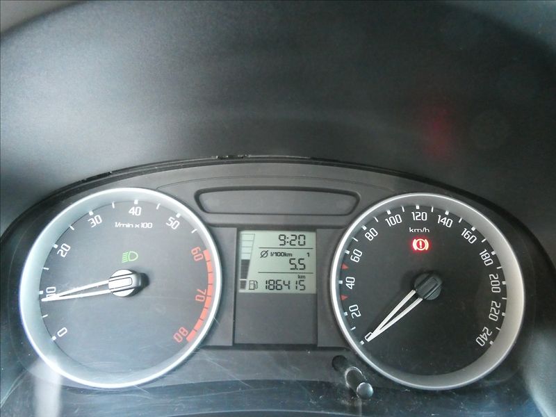 Škoda Fabia 1,2 HTP 2x kola, koupeno v ČR - fotka 29 z 40