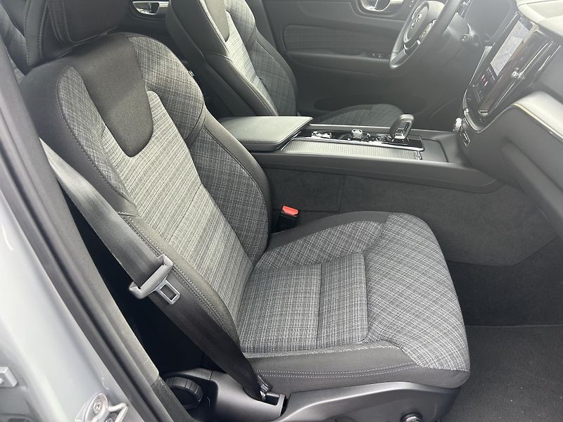 Volvo XC60 (2025) T6 RECHARGE PHEV 4WD ČR 1.maj  - fotka 31 z 46