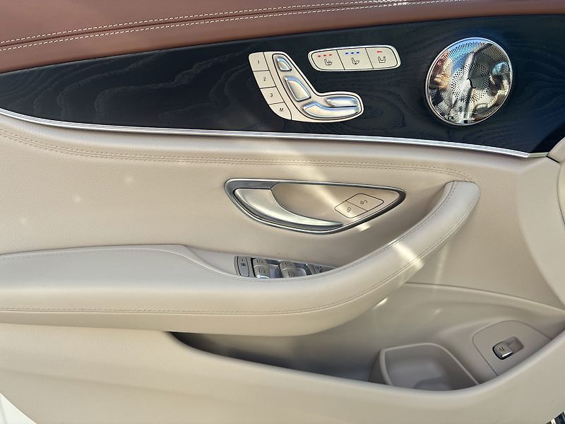 Mercedes-Benz Třídy E 400 4MATIC Avantgarde Designo - fotka 13 z 18