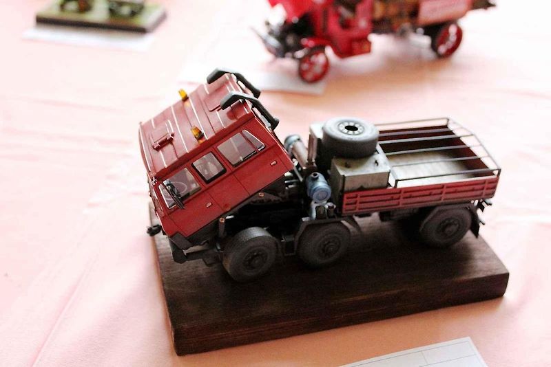 Již poosmé se sjeli plastikoví modeláři na zámek v Ploskovicích, aby zde představili své výtvory při výstavě a veřejné soutěži Litoměřický kalich. Na snímku je model londýnského Omnibusu.