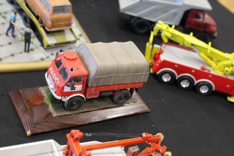 Papírový model buldozeru Caterpillar.