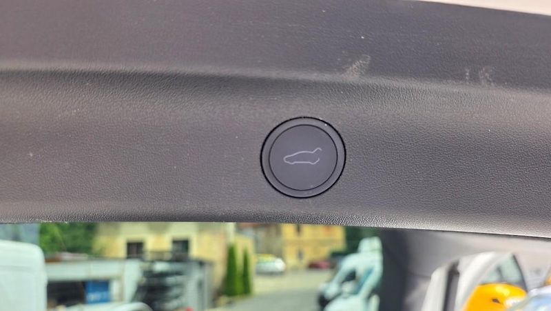 Tesla Model Y (2023) Long Range AWD DE SoH 93,7% TZ - fotka 11 z 34