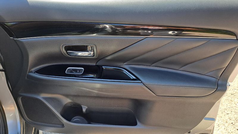 Mitsubishi Outlander 2.4 PHEV 4WD Business - fotka 8 z 28