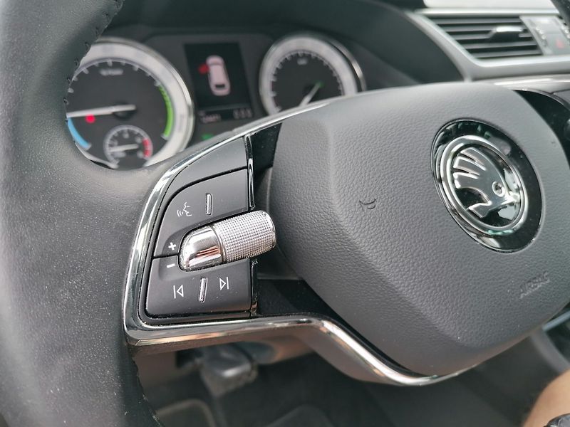 Škoda Superb (2022) IV 1.4 TSi PHEV 160kW - fotka 18 z 30