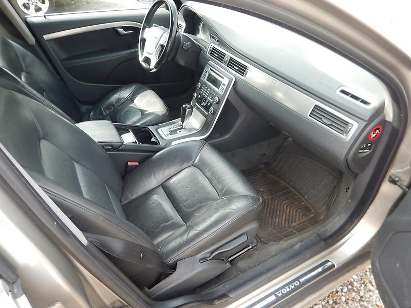 Volvo V70 D3 2.0 D, AUT, 120 kW  - fotka 13 z 31