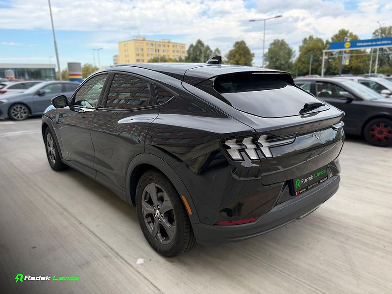 Ford Mustang Mach-E (2021) Standard Range RWD 75,7 kWh - fotka 2 z 17