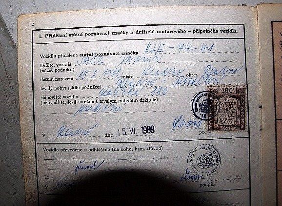 Doklady dokazující, že vůz patřil Jaromíru Jágrovi.