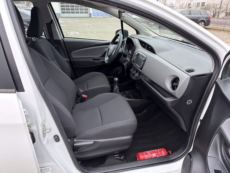 Toyota Yaris 1.5i 82 kW navi. serviska - fotka 11 z 21