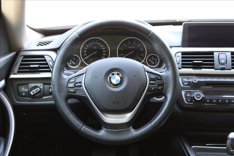 BMW Řada 3 320i GT / xDrive / HUD / 360° - fotka 22 z 49
