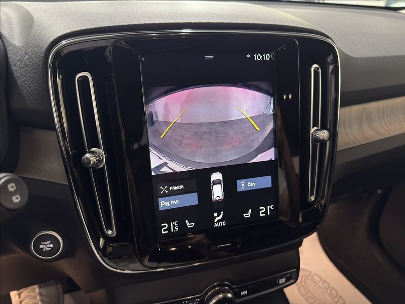 Volvo XC40 2,0   B4 AWD MOMENTUM DPH - fotka 14 z 35