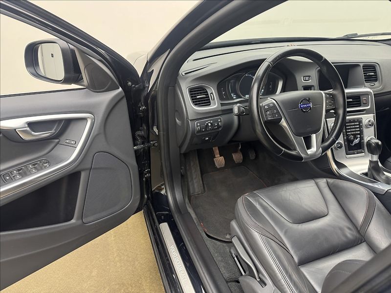 Volvo V60 1,6 D2 KŮŽE NAVI OCEAN RACE - fotka 28 z 41