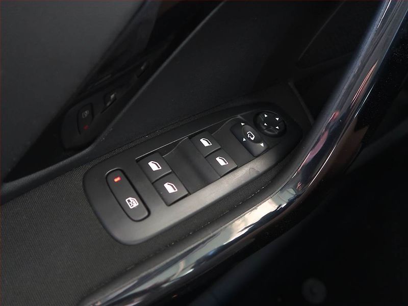 Peugeot 2008 (2019) 1.2 PureTech, Tempomat - fotka 15 z 15