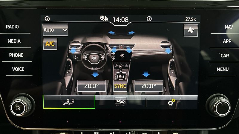 Škoda Superb 2.0 TDI DSG Style Combi - fotka 25 z 26