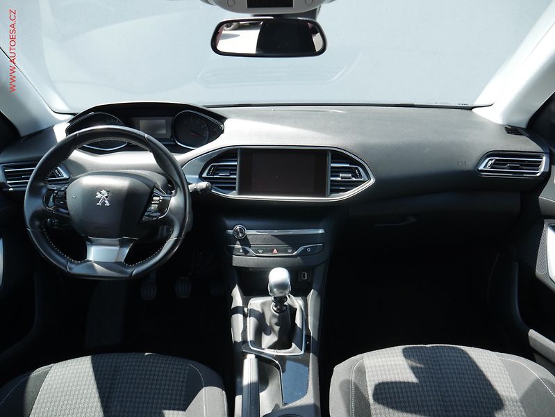 Peugeot 308 (2018) 1.2PT, 1.maj,ČR, Klima - fotka 8 z 23