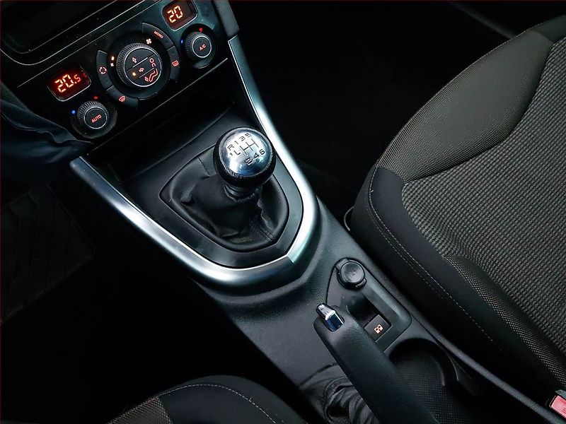 Peugeot 308 (2013) 1.6 e-HDi, 7 míst, ČR,1.maj - fotka 13 z 17