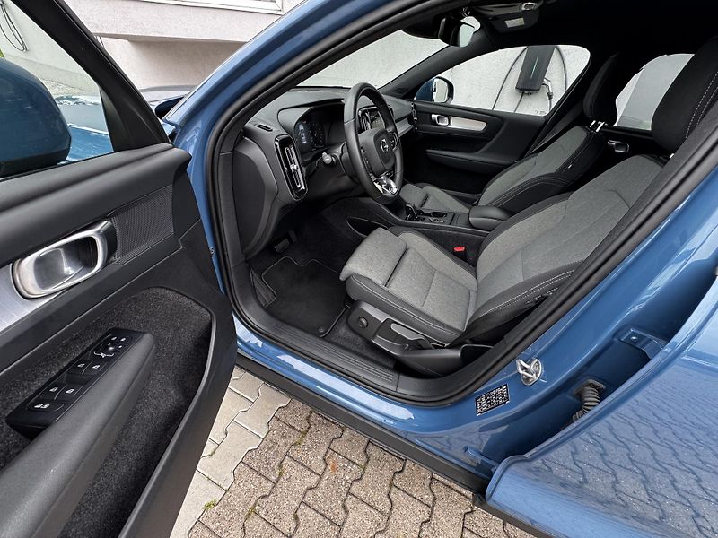 Volvo XC40 T2 FWD MOMENTUM // 1. maj. - fotka 10 z 41