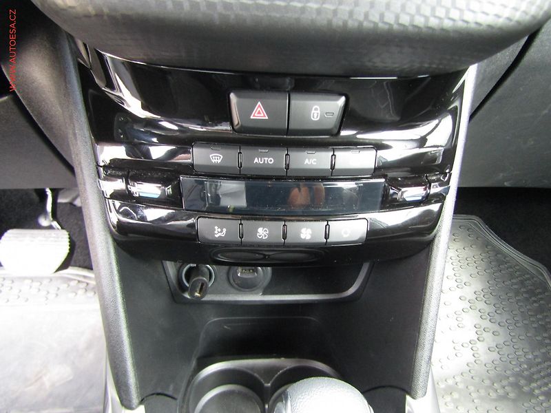 Peugeot 2008 (2019) 1.2 PT, ČR, AT - fotka 14 z 20